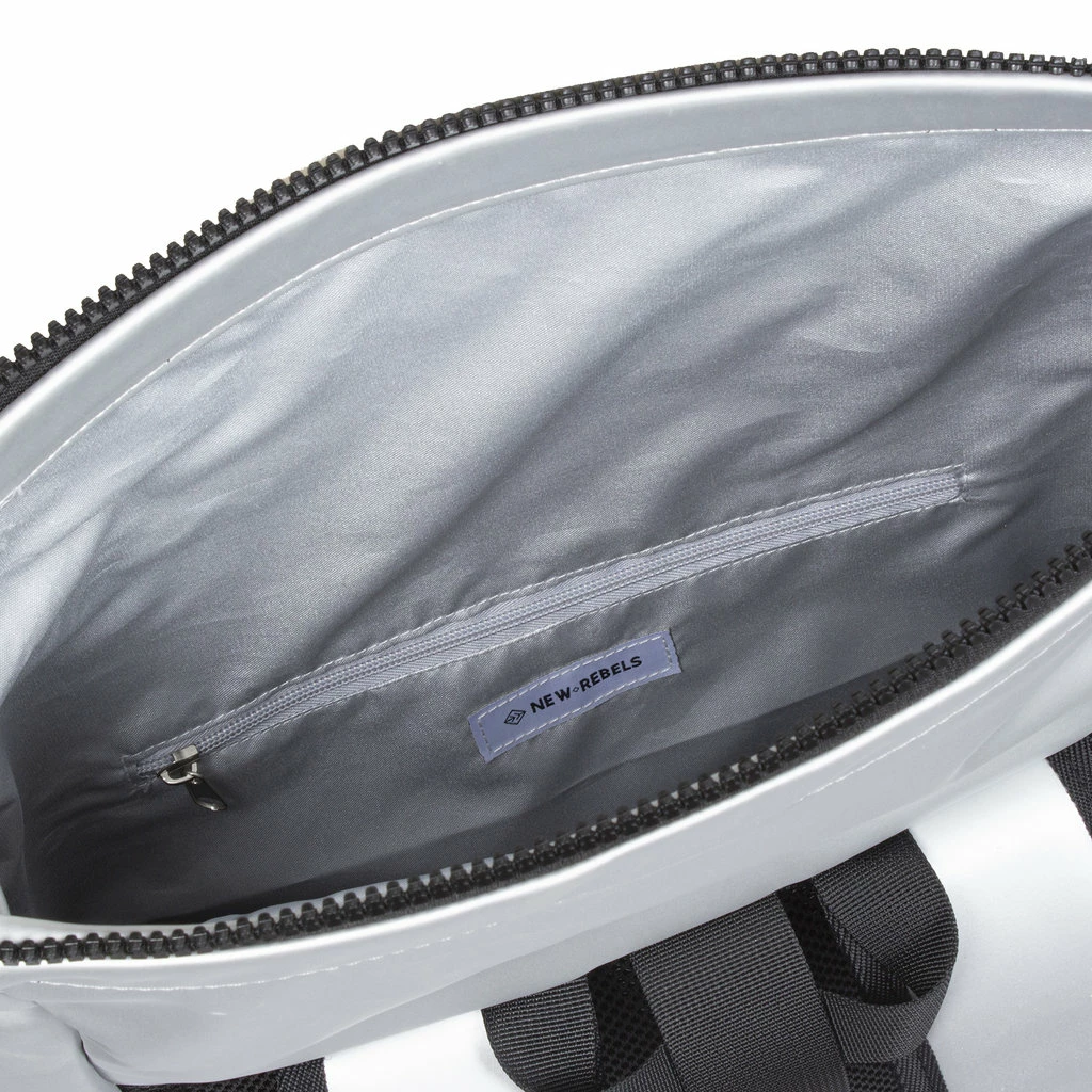 New Rebels ® Mart - Rolltop - Rugzak - Waterafstotend- Zilver- Large II - Rugtas 9 New Rebels ® Mart - Rolltop - Rugzak - Waterafstotend- Zilver- Large II - Rugtas - Afbeelding 7