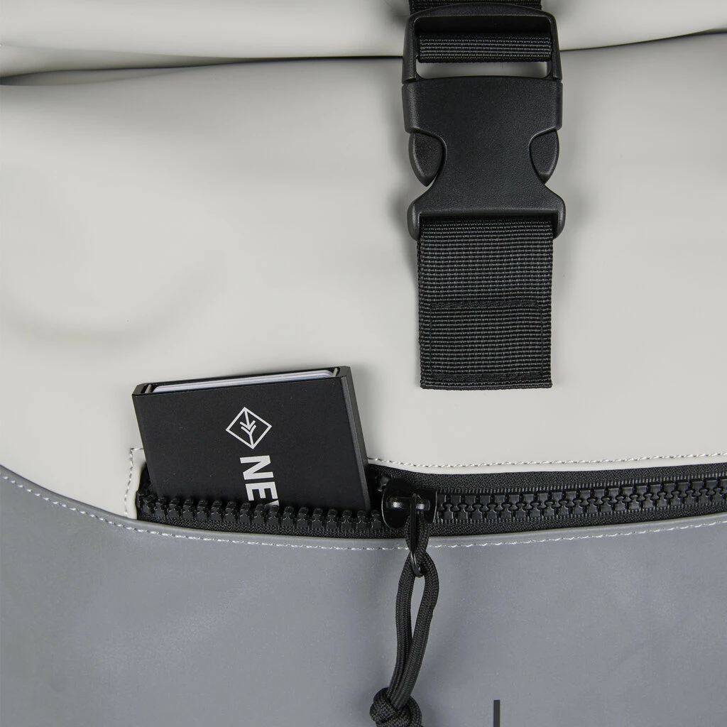 New Rebels Bowie New York Light Grijs 16L Rugzak Rolltop Reflectie Waterafstotend Laptop 15.6 6 New Rebels Bowie New York Light Grijs 16L Rugzak Rolltop Reflectie Waterafstotend Laptop 15.6 - Afbeelding 4