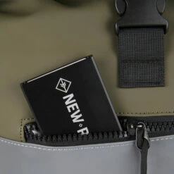 New Rebels Bowie New York Olijf Groen 16L Rugzak Rolltop Reflectie Waterafstotend Laptop 15.6 -reis winkel new rebels new rebels bowie new york olijf groen 1 3