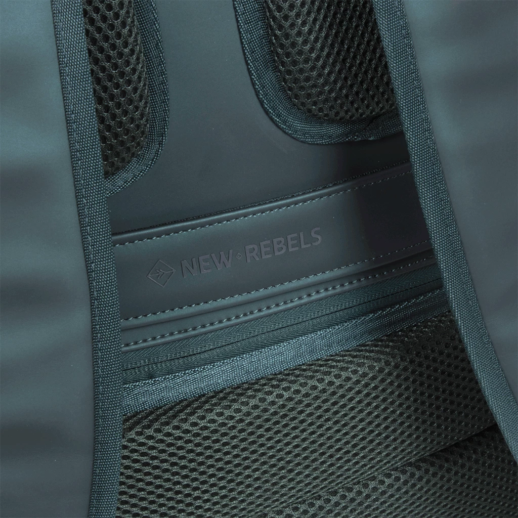 New Rebels ® William - Rolltop - Rugzak - Donkergroen 16L- Waterafstotende Rugtas 9 New Rebels ® William - Rolltop - Rugzak - Donkergroen 16L- Waterafstotende Rugtas - Afbeelding 7